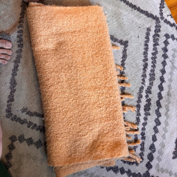 cozy fluffy scarf looking for best offer - Picture 4 of 5